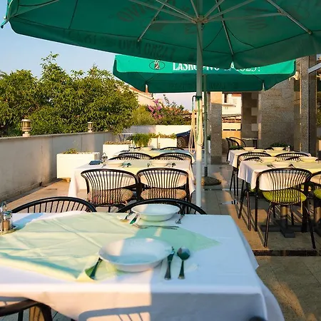 Downtown Private Mandic 3* Supetar