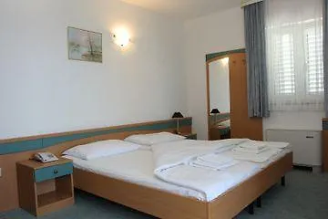 Downtown Private Mandic Pensión 3*