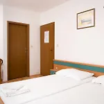 Downtown Private Mandic Πανσιόν