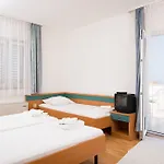 Downtown Private Mandic Πανσιόν 3*