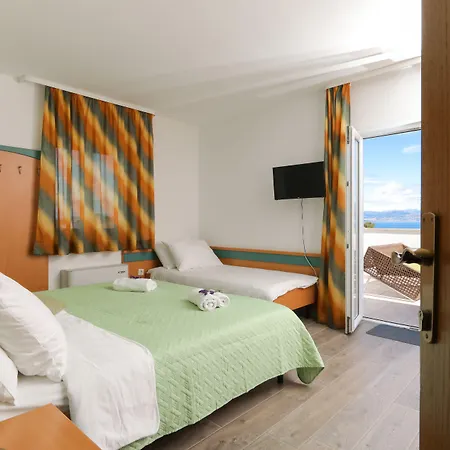 Πανσιόν Downtown Private Mandic 3*