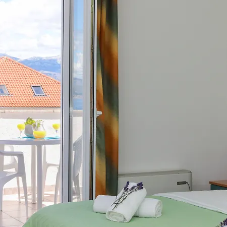 Downtown Private Mandic Πανσιόν Supetar