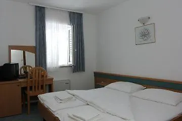 Downtown Private Mandic Πανσιόν