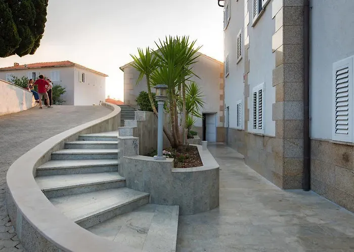 Πανσιόν Downtown Private Mandic 3*